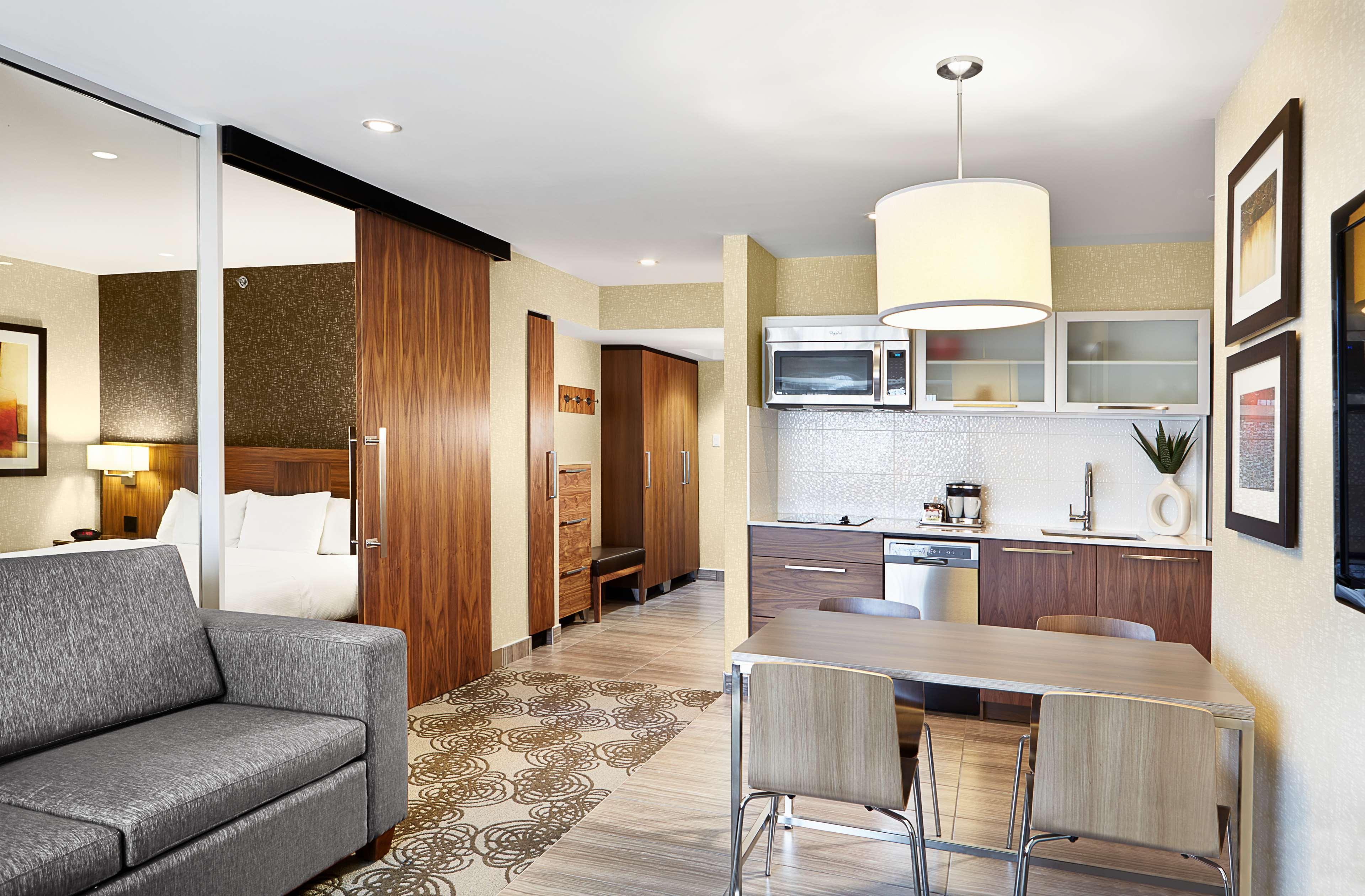 Отель Hilton Montreal/Лаваль Экстерьер фото