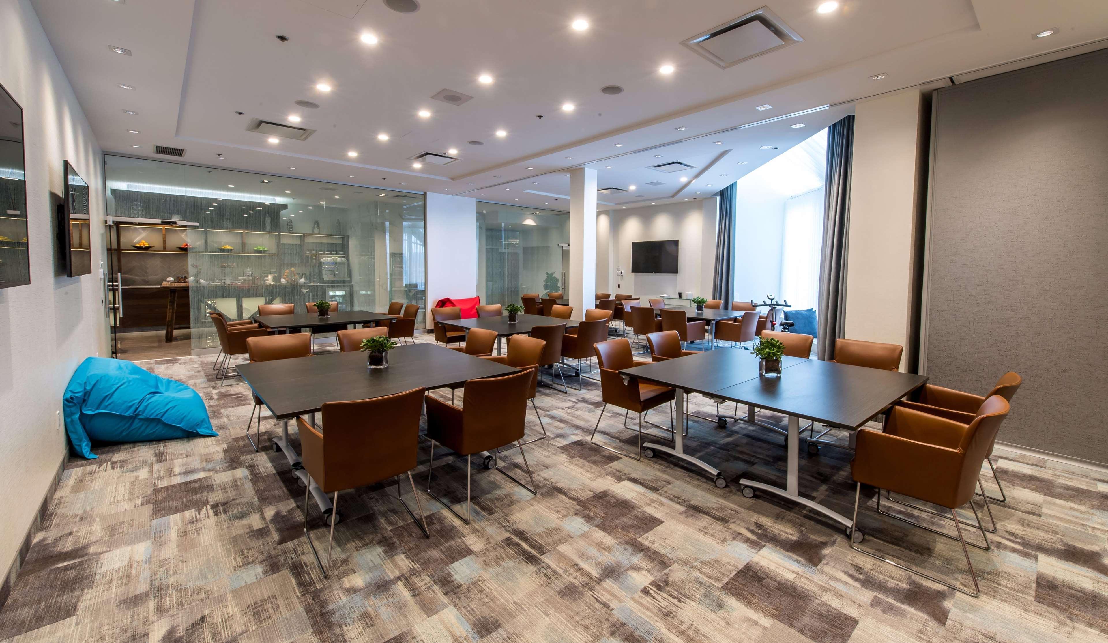 Отель Hilton Montreal/Лаваль Экстерьер фото