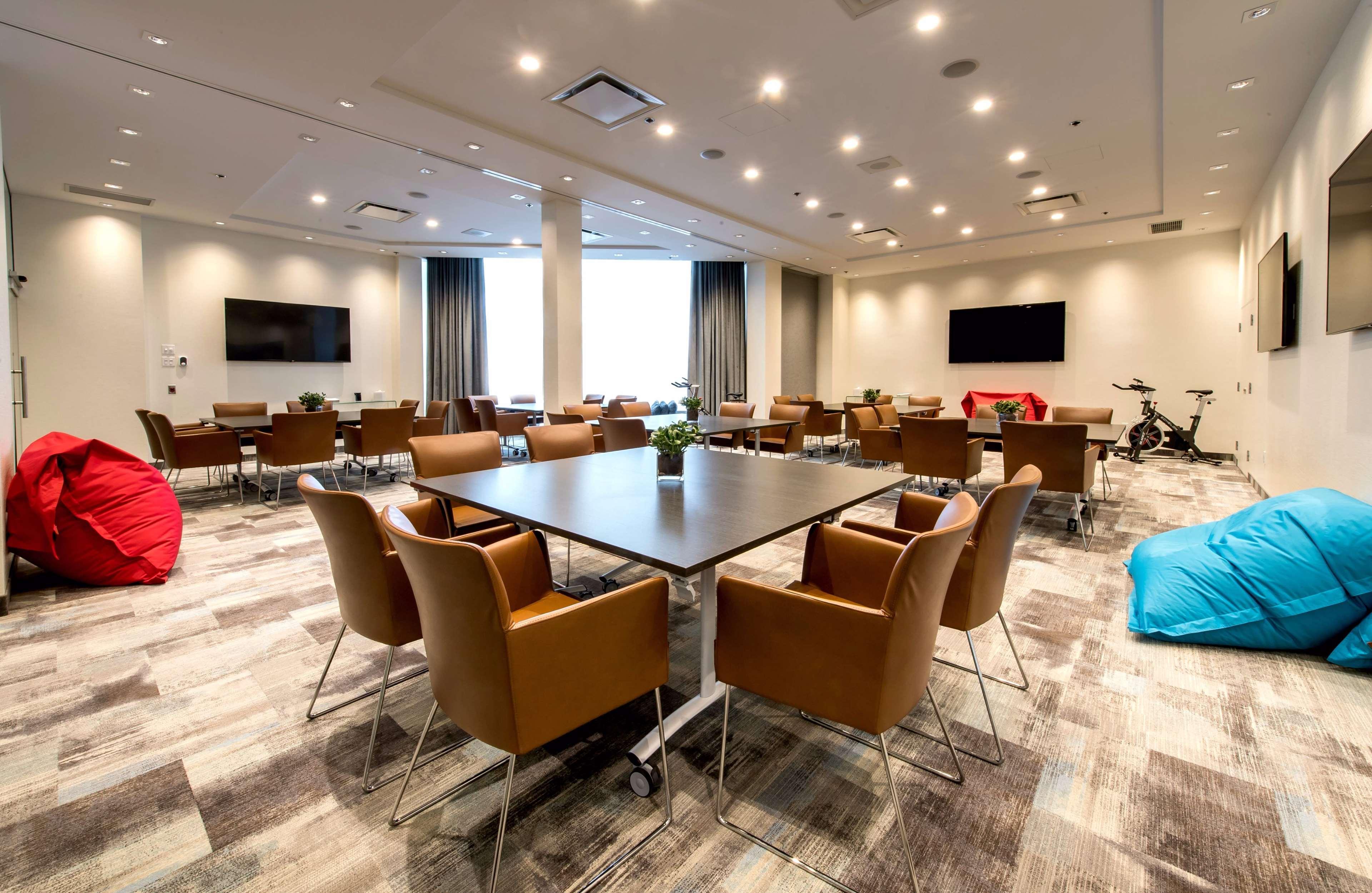 Отель Hilton Montreal/Лаваль Экстерьер фото