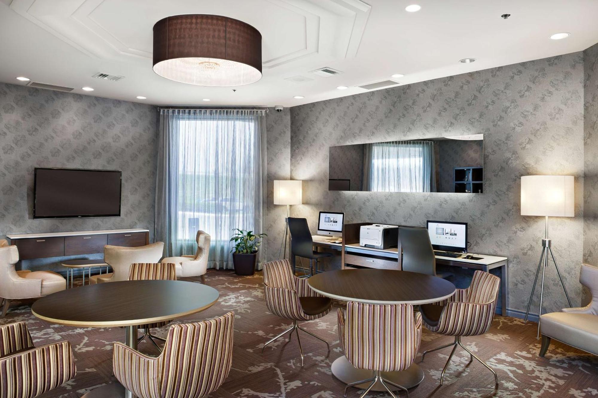 Отель Hilton Montreal/Лаваль Экстерьер фото