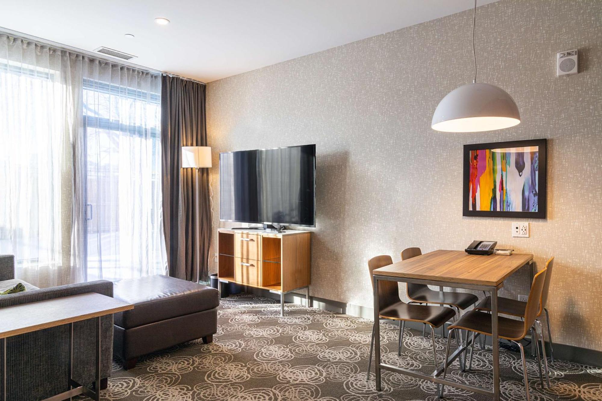 Отель Hilton Montreal/Лаваль Экстерьер фото